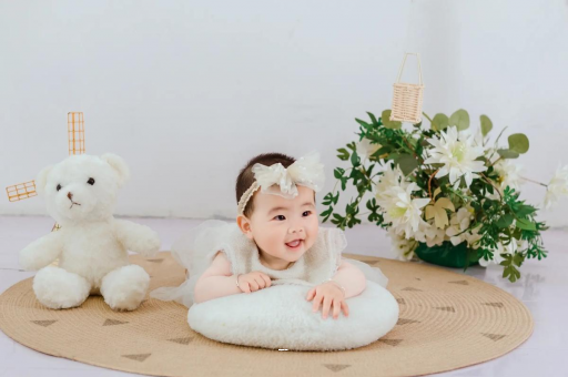 陇南四个月宝宝揉眼睛